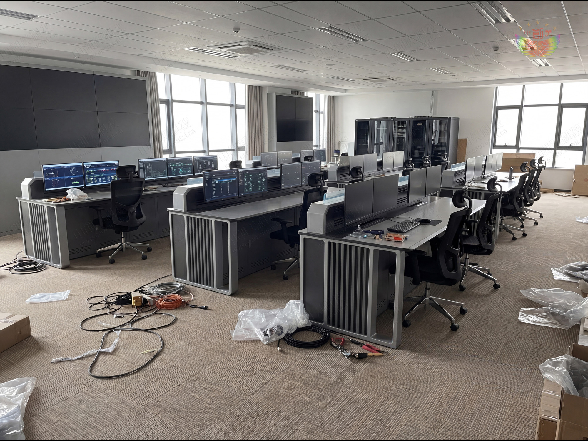 新一代科技風監控操作臺照片