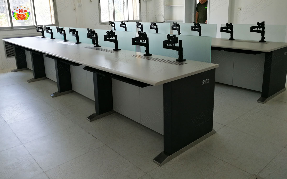 中控室電腦監(jiān)控臺圖片