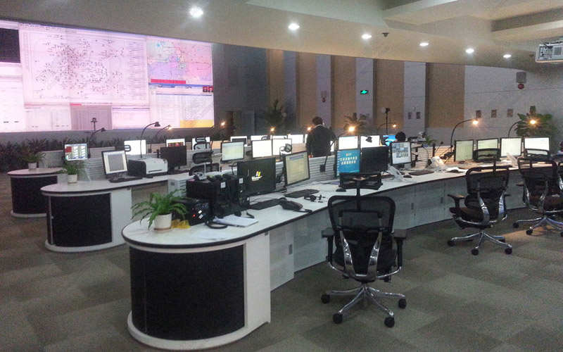 北京市燃氣集團監(jiān)控中心弧形監(jiān)控操作臺照片